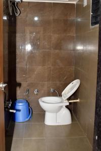 艾哈迈达巴德Hotel Bharosa inn Naroda的一间带卫生间和蓝色桶的浴室
