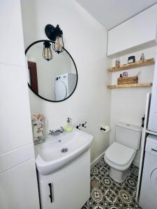 维戈Apartamento Vigo Parking Gratuito的一间带水槽和卫生间的浴室