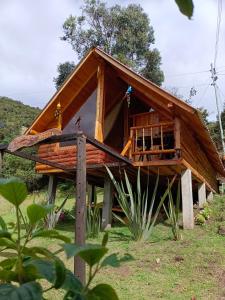 锡帕基拉Glamping El Ocaso的一座带屋顶的大型木制房屋