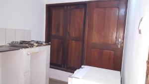 洛美2 chambres salon Baguida的厨房设有木门和炉灶。