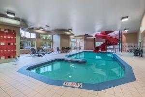 蒙克顿迪耶普机场品质酒店的大楼内一个带滑梯的游泳池