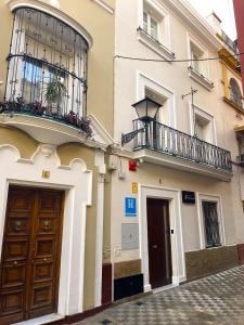 塞维利亚Sevilla DosTorres的街道上带两个阳台的建筑