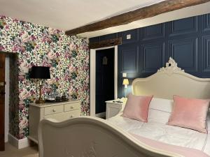 阿尔弗斯顿Low Fell的卧室配有白色床和粉红色枕头