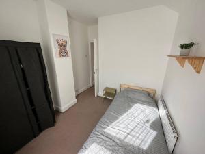 唐克斯特Modern 3BD Home Doncaster South Yorkshire的一间卧室设有一张床和一个黑色的门