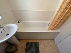 唐克斯特Modern 3BD Home Doncaster South Yorkshire的一间带水槽、浴缸和卫生间的浴室