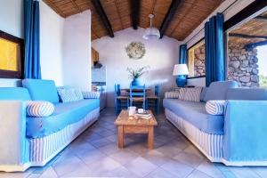 巴哈撒丁岛Residence I Cormorani Bis的客厅配有蓝色的沙发和桌子