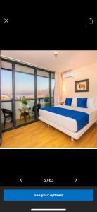 巴统Orbi City apartment with sea view的酒店客房设有一张大床和一个阳台。