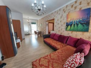 马格拉Appartamento Venezia的客厅配有沙发和墙上的绘画