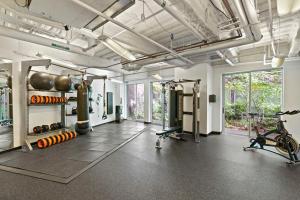 华盛顿Placemakr Dupont Circle的健身房,带跑步机的健身房