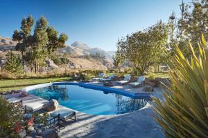 YanqueLas Casitas, A Belmond Hotel, Colca Canyon的庭院内一个带躺椅的游泳池