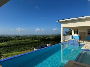 Saint ThomasAmaro Villas Barbados Feel like when you're home的房屋一侧的游泳池
