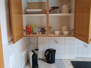 费拉赫Alpenloft Theresia的厨房配有带餐具和器 ⁇ 的橱柜