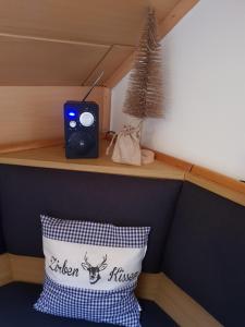 费拉赫Alpenloft Theresia的小房间设有枕头和扬声器