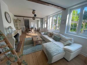 SenlisseLe cottage des Vaux的客厅配有白色沙发和壁炉