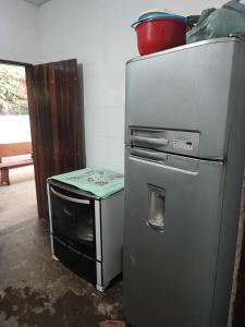 雅博蒂卡图巴斯Sitio Cheiro Do Campo的厨房内配有冰箱和桌子。