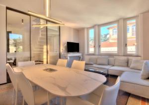 圣玛格丽塔-利古雷Livin' Portofino LUX的客厅配有桌子和沙发