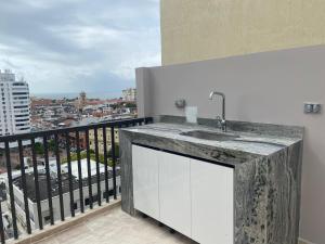 卡塔赫纳Moderno dúplex tipo loft 1BR的带水槽的厨房和阳台
