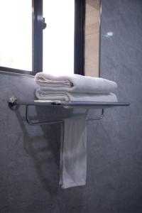 阿鲁沙Greenside Hotel的浴室内带毛巾的毛巾架