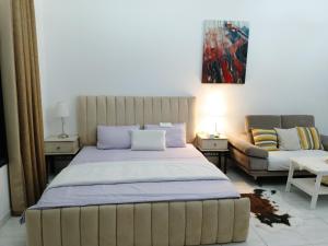 迪拜Jumeirah Beach Villa的一间卧室配有一张大床和一张沙发