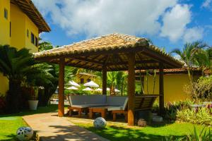 阿拉亚尔达茹达阿拉亚尔班哥楼海滩酒店的庭院内带长凳的木制凉亭