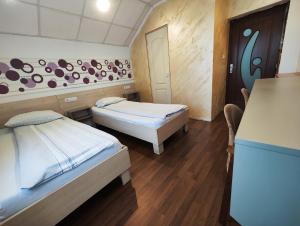 克卢日-纳波卡Casa Thomas Cluj的一间设有两张床和一张桌子的房间