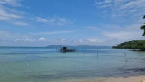 麦岛The Hut Koh Mak Sea View的中间有码头的水体