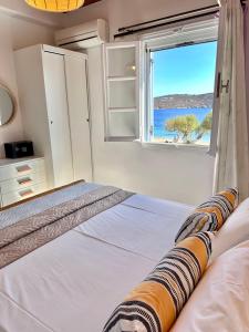 LivadakiaGalazio Seaside Apartments的一间卧室设有一张床,享有海景