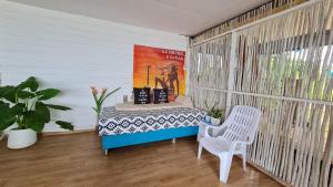 麦岛The Hut Koh Mak Sea View的一间小卧室,配有一张床和一把椅子