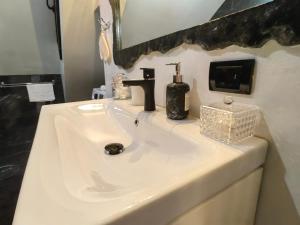 BorsaAlissa House的浴室设有白色水槽和镜子