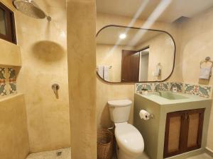 梅里达Las Huayitas, by Casa Amaranto的一间带卫生间、水槽和镜子的浴室
