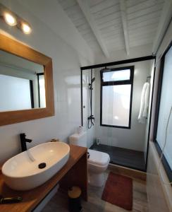 德尔迪阿布罗角Las Rochas, Suites de Mar的一间带水槽、卫生间和镜子的浴室