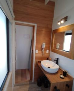 德尔迪阿布罗角Las Rochas, Suites de Mar的浴室设有白色水槽和镜子