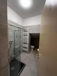PopiglioVilla Belvedere di Popiglio的带淋浴和卫生间的浴室
