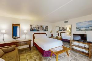 南帕诸岛Gulfview I #201的酒店客房,配有床和电视