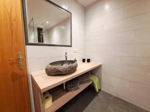 阿绍Apart Dahuam的一间带石制水槽和镜子的浴室