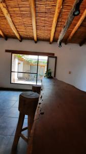 San JoséLa casona de Adobe的客房设有木桌和大窗户。