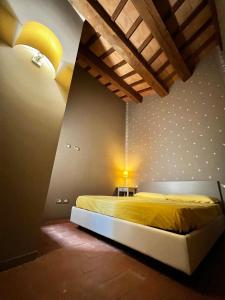 塞拉瓦莱Serravalle Castle Apartment的卧室里设有一张黄色的床