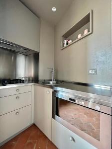 塞拉瓦莱Serravalle Castle Apartment的一个带水槽和洗碗机的厨房