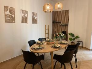 马格德堡Bamboo City的一间带桌椅的用餐室