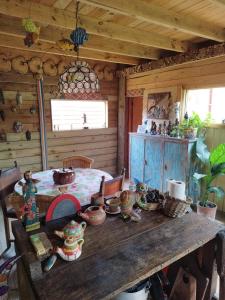拉帕洛马Cabaña de Alejandro的小木屋配有带陶器的桌子
