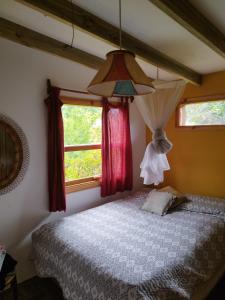 拉帕洛马Cabaña de Alejandro的一间卧室设有一张床和一个窗口