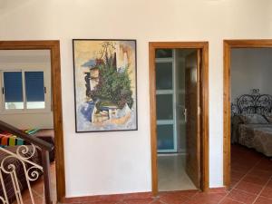 AouchtameAwechtam house的一间设有两扇门的房间,墙上挂着一张照片