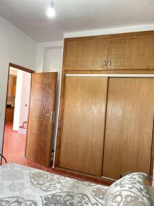 AouchtameAwechtam house的一间卧室设有2个木制橱柜和1张床