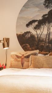 伊皮Stayatsas Tiny House Julia in de bossen op de Veluwe!的一间卧室配有一张壁画床
