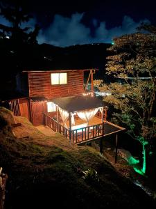 麦德林Bamboo Lodge, vista privilegiada a las montañas的小木屋,晚上设有凉亭
