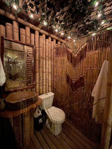 麦德林Bamboo Lodge, vista privilegiada a las montañas的木制浴室设有水槽和卫生间