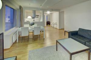 赫尔辛基Gella Serviced Apartments Office的客厅配有沙发和桌子