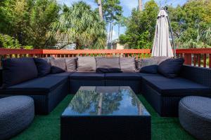 杰克逊维尔Jacksonville Newly Renovated Stylish 3BR Downtown的蓝色的沙发、桌子和雨伞