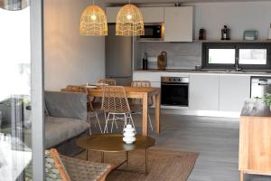 拉奥利瓦Luxury aparment in casilla de costa with Jacuzzi- Follow the sun的厨房以及带桌椅的起居室。