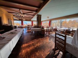克莱恩 蒙塔纳贝尔蒙特酒店的用餐室设有桌椅和窗户。